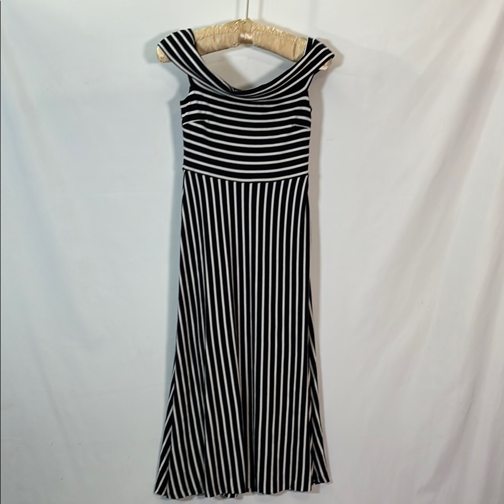 Banana Republic 0 Black and White Striped‎ Boat Neck Over Shoulder Sleeve Dress